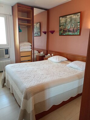 1 soverom, strykejern/-brett og reiseseng for barn