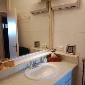 ヘアドライヤー、トイレットペーパー