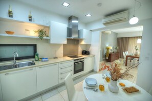 Kühlschrank, Mikrowelle, Ofen, Geschirrspüler