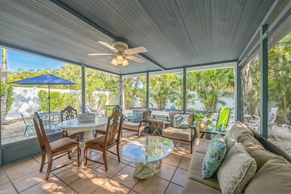Outdoor dining - Peacock Paradise (Holmes Beach)