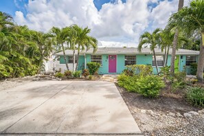 Exterior - pink peacock (Holmes Beach)