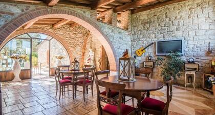 Apartment 'Agriturismo Ischieto - La Torretta' with Shared Pool, Wi-Fi and Air Conditioning