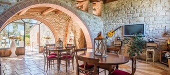 Apartment 'Agriturismo Ischieto - La Torretta' with Shared Pool, Wi-Fi and Air Conditioning