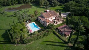 An aerial view of a large estate with a swimming pool, multiple buildings, and surrounding greenery. - Apartment 'Agriturismo Ischieto - La Torretta' with Shared Pool, Wi-Fi and Air Conditioning (Rapolano Terme)