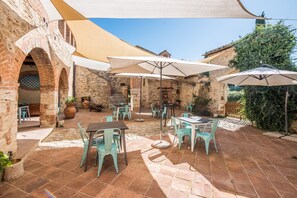 Outdoor dining - Apartment 'Agriturismo Ischieto - Il Cipresso' with Shared Pool, Wi-Fi & Air Conditioning (Rapolano Terme)