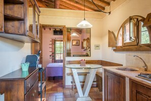 Interior - Apartment 'Agriturismo Ischieto - Il Cipresso' with Shared Pool, Wi-Fi and Air Conditioning (Rapolano Terme)