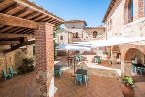 Outdoor dining - Apartment 'Agriturismo Ischieto - Il Cipresso' with Shared Pool, Wi-Fi & Air Conditioning (Rapolano Terme)