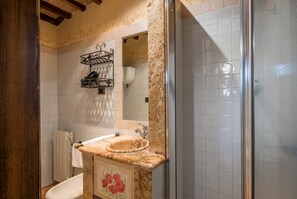 Dusche, Haartrockner, Handtücher