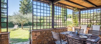 Holiday Home "Agriturismo Ischieto - Il Pino" with Shared Pool and Wi-Fi