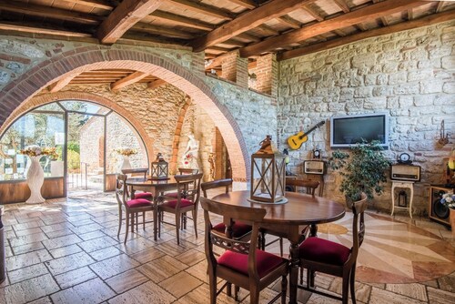 Holiday Home "Agriturismo Ischieto - Il Pino" with Shared Pool and Wi-Fi