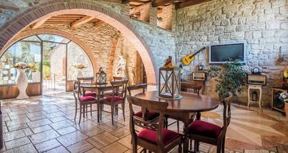 Holiday Home "Agriturismo Ischieto - Il Pino" with Shared Pool and Wi-Fi