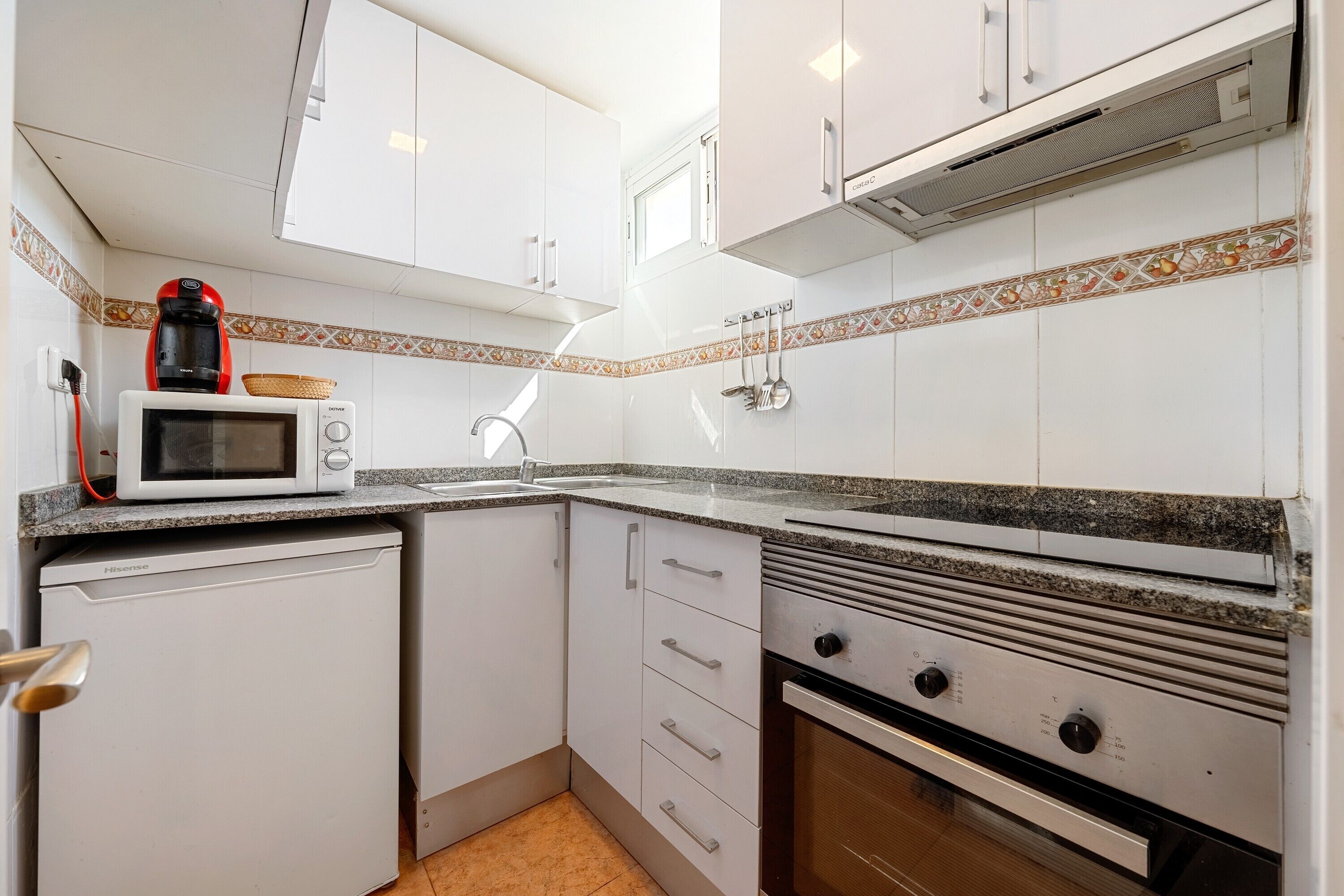 冷蔵庫、電子レンジ、オーブン、コ  ンロ