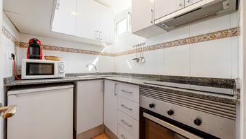 Køleskab, mikrobølgeovn, ovn, kogeplade