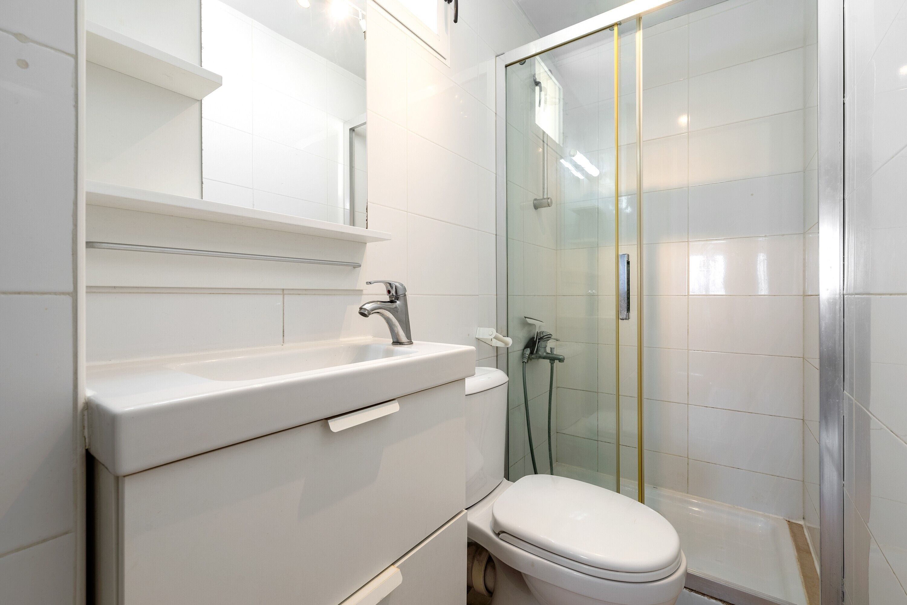 Een douche, een haardroger, handdoeken