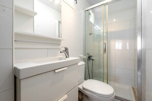 Douche, séchoir à cheveux, serviettes fournies