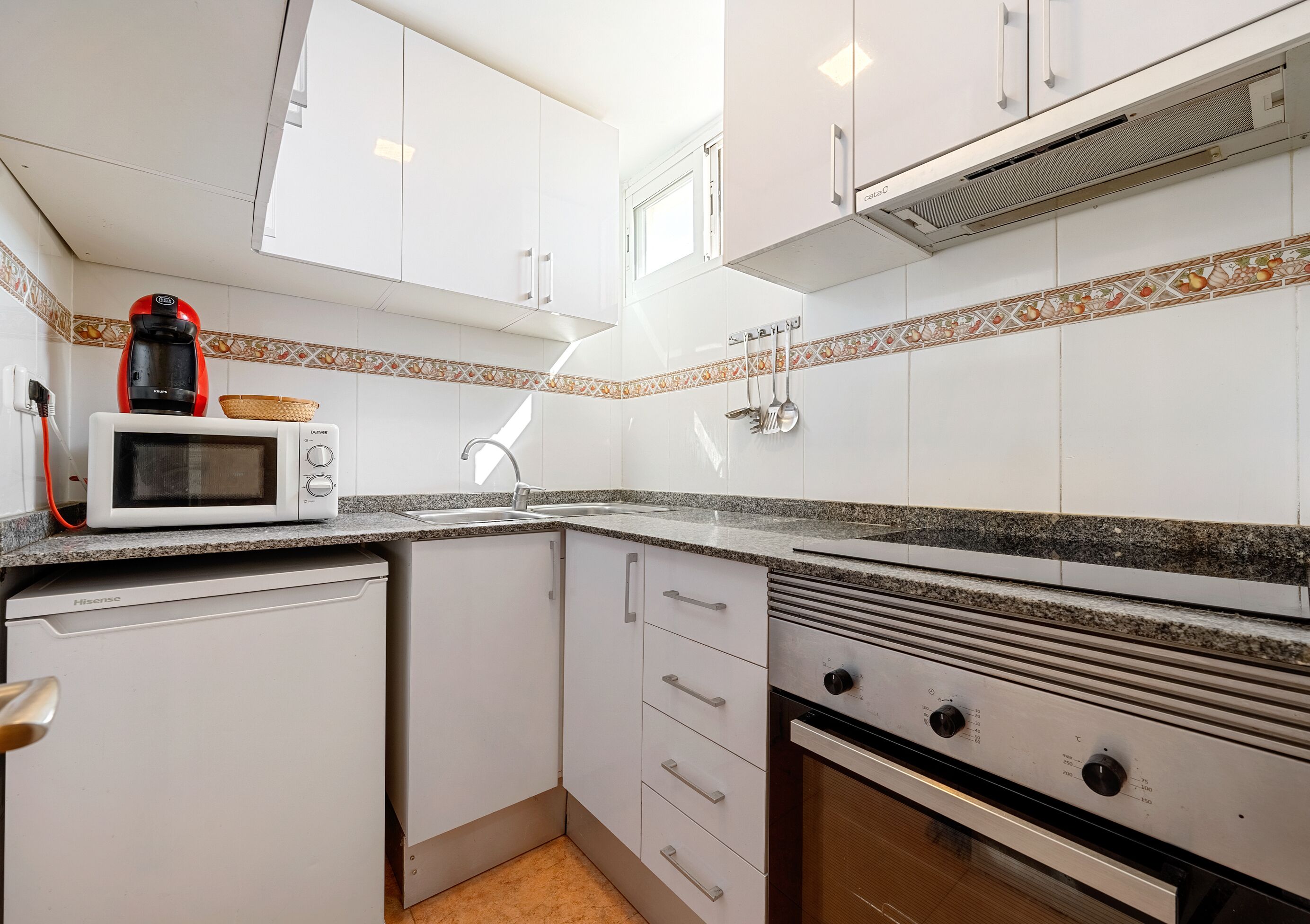 Frigorífico, microondas, horno y placa de cocina