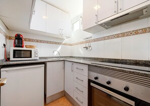 Jääkaappi, mikroaaltouuni, uuni, liesi