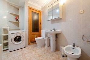 Douche, sĂšche-cheveux, serviettes fournies, papier toilette