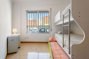 2 室のベッドルーム、WiFi (無料)、ベッドシーツ