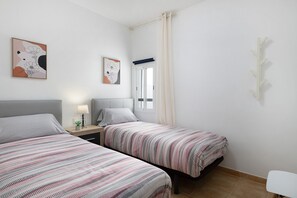 3 makuuhuonetta, silitysrauta/-lauta, ilmainen Wi-Fi, vuodevaatteet