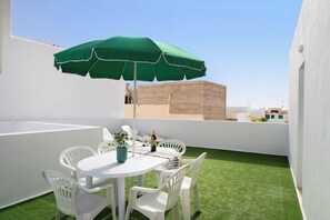 Outdoor dining - Vacation Home 'Campo Amor Alto' with Mountain View, Private Terrace and Wi-Fi (Arrecife)