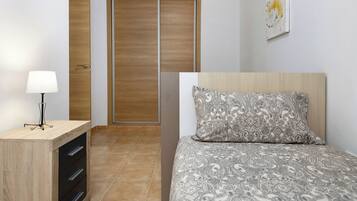 3 slaapkamers, een strijkplank/strijkijzer, gratis wifi, beddengoed