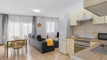 Een koelkast, een magnetron, een oven, een kookplaat