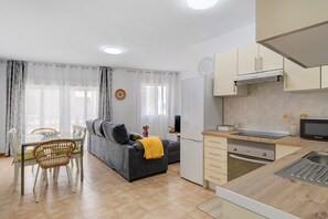 Fridge, microwave, oven, stovetop - Holiday Home 'Campo Amor Alto' with Mountain Views, Private Terrace & Wi-Fi (Arrecife)
