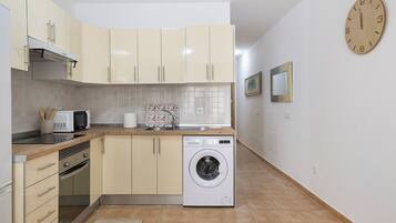 Een koelkast, een magnetron, een oven, een kookplaat