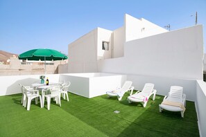 Outdoor dining - Holiday Home 'Campo Amor Alto' with Mountain Views, Private Terrace & Wi-Fi (Arrecife)