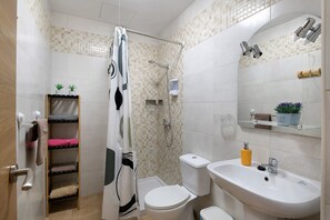 Een douche, een haardroger, handdoeken