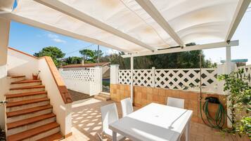 屋外ダイニングエリア