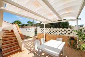 Outdoor dining - Holiday Home 'Le Sabbie Bianche' with Private Terrace and Air Conditioning (Calasetta)