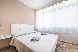 2 bedrooms, iron/ironing board, free WiFi, bed sheets - Holiday Home 'Le Sabbie Bianche' with Private Terrace and Air Conditioning (Calasetta)