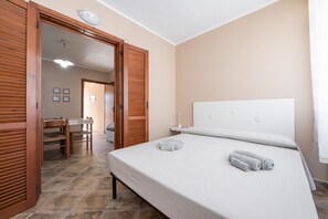 2 bedrooms, iron/ironing board, free WiFi, bed sheets - Holiday Home 'Le Sabbie Bianche' with Private Terrace and Air Conditioning (Calasetta)