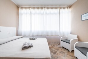 2 bedrooms, iron/ironing board, free WiFi, bed sheets - Holiday Home 'Le Sabbie Bianche' with Private Terrace and Air Conditioning (Calasetta)