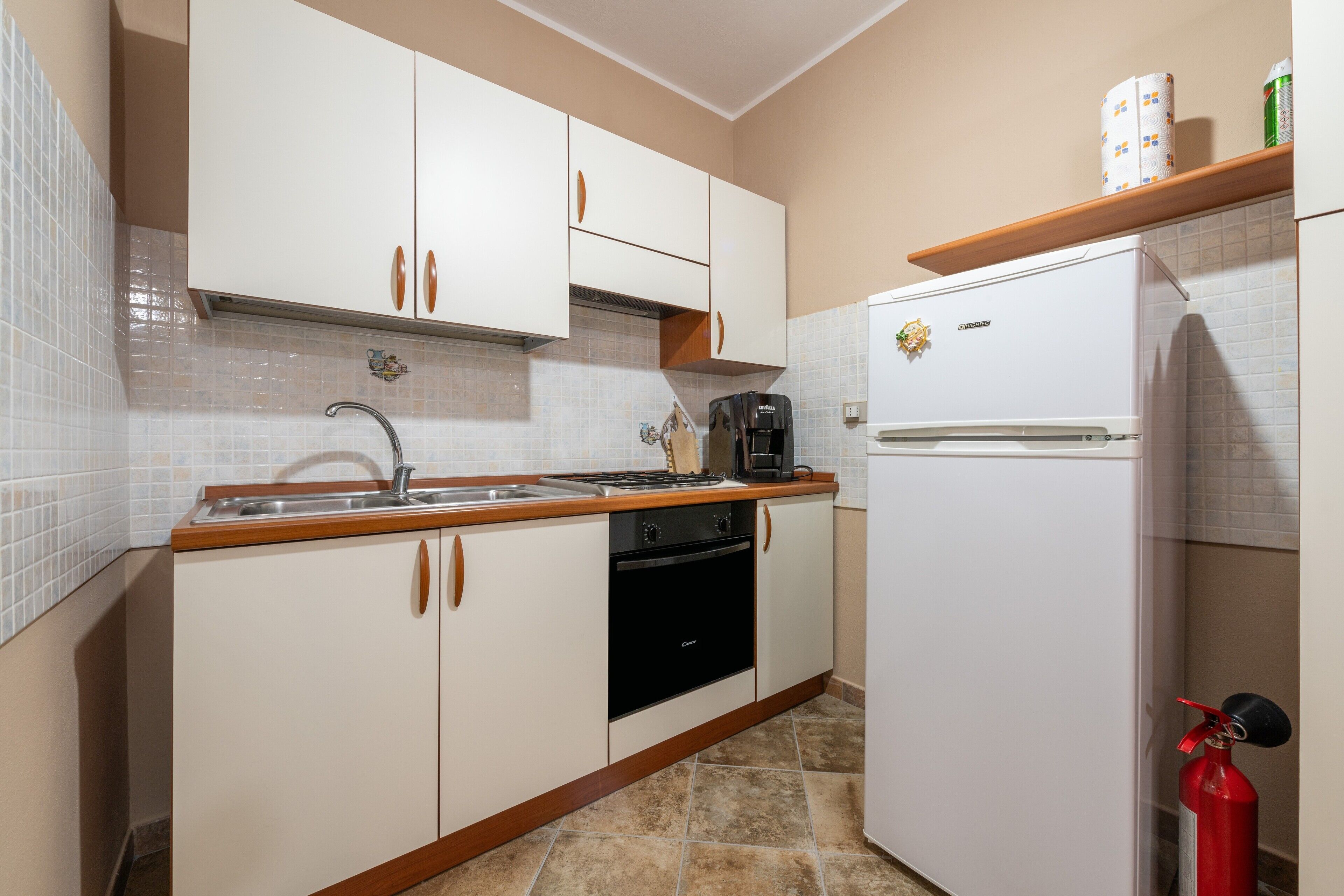 Kühlschrank, Ofen, Herdplatte, Wasserkocher mit Kaffee-/Teezubehör