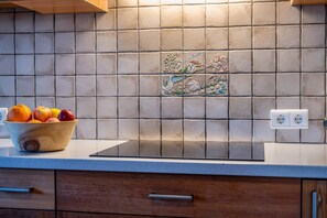 Geladeira, cooktop, lava-louças, cafeteira/chaleira