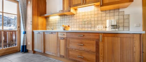 Fridge, stovetop, dishwasher, coffee/tea maker