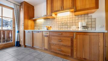 Fridge, stovetop, dishwasher, coffee/tea maker