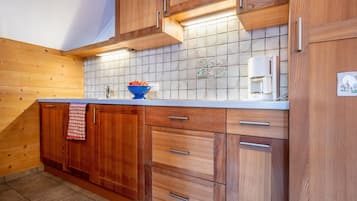 Fridge, stovetop, dishwasher, coffee/tea maker