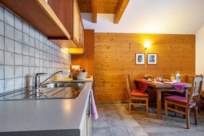 Kjøleskap, kokeplater, oppvaskmaskin og kaffetrakter/tekoker