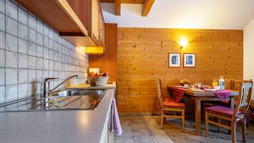 Fridge, stovetop, dishwasher, coffee/tea maker