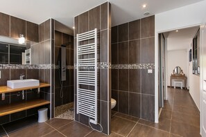 Douche, sèche-cheveux, serviettes fournies