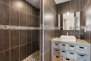 Dusche, Haartrockner, Handtücher