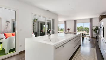 Fridge, microwave, oven, stovetop