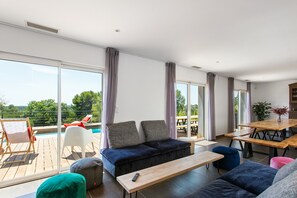 Télévision, table de tennis de table