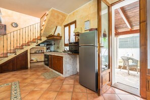 Frigorífico, microondas, horno y placa de cocina