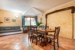 Dining - Holiday Home 'Brezza Di Mare' with Sea View, Private Terrace and Air Conditioning (Calasetta)