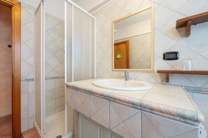 Douche, séchoir à cheveux, serviettes fournies